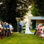 Le marié regardant son éposue lors de la lecture des voeux.