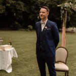 Thomas attendant sa future femme au pied de l'arche.