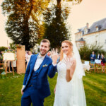 Les jeunes mariés heureux de s'être passée la bague au doigt.
