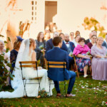 Les mariés profitant pleinement de la cérémonie. Ils attirent tout les regards.
