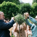 La famille accrocnhant leurs voeux dans l'olivier lors du rituel.