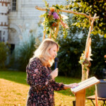 Virginie en train de lire son texte lors de la cérémonie laïque.