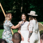 Les mariés et l'officiante lors de l'échange de leurs consentements.