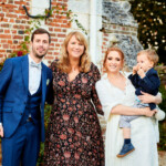 Virginie, posant avec les mariés pour une photo devant le chateau.