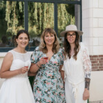 Virginie, l'officiante immortilisant cette journée avec les mariées.