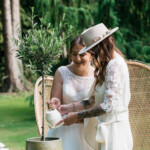 Arrosage de l'olivier lors du rituel de l'arbre à voeux.