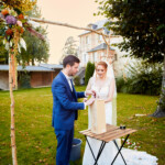 Les mariés scellant la capsule temporelle.