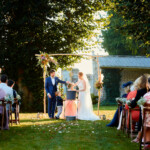 Les mariés arrosant l'arbre à voeux lors de la cérémonie.