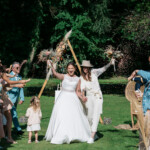 Sortie des mariés remontant l'allée de la cérémonie.