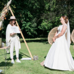 La mariée Faisant une surprise avec des pancartes lors de la cérémonie.