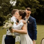 Le témoin vient embrasser la mariée.