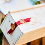 Gros paln sur la capsule temporelle scéllée à la cire.