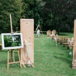 Virginie installe les derniers préparatifs de la cérémonie.