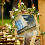 Un superbe mirroir où il est écrit "Bienvenue au mariage de Joël et Marine".