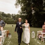 Chloé remontant l'allée de la cérémonie au bras de son père.