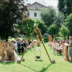 Vue d'ensemble de la cérémonie dans le parc du chateau.