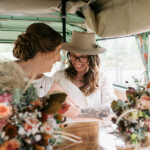 Le couple de mariés dans le combi volkswagen se pretant au jeu des photos.