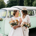 Le couple de mariés devant un combi Volkswagen vert pastel des année 60.