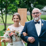 Le père et sa fille remontant l'allée de la cérémonie.