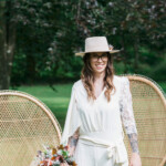 Ophélie attend Laura qui fait son entrée au bras de son père.