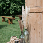 Portes anciennes serant de décoration à l'entrée de la cérémonie.