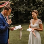 La mariée qui regarde son époux lors de ses voeux.