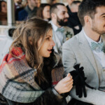 Les invités subjugés par la cérémonie.