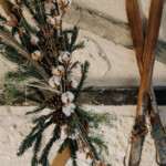 Détail de décoration sur le thème hivernal avec des pommes de pins et des ski accrochés au mur.